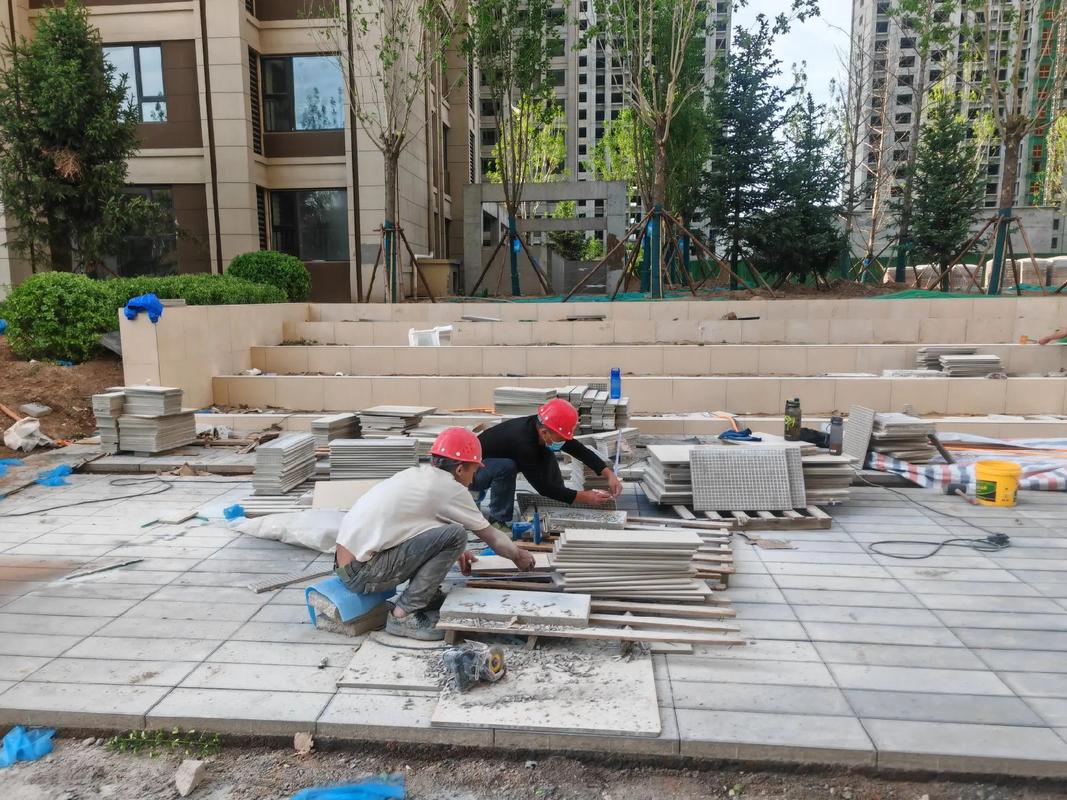 天潤一期園林綠化工程啟動，樹木入場與鋪磚同步推進(jìn)